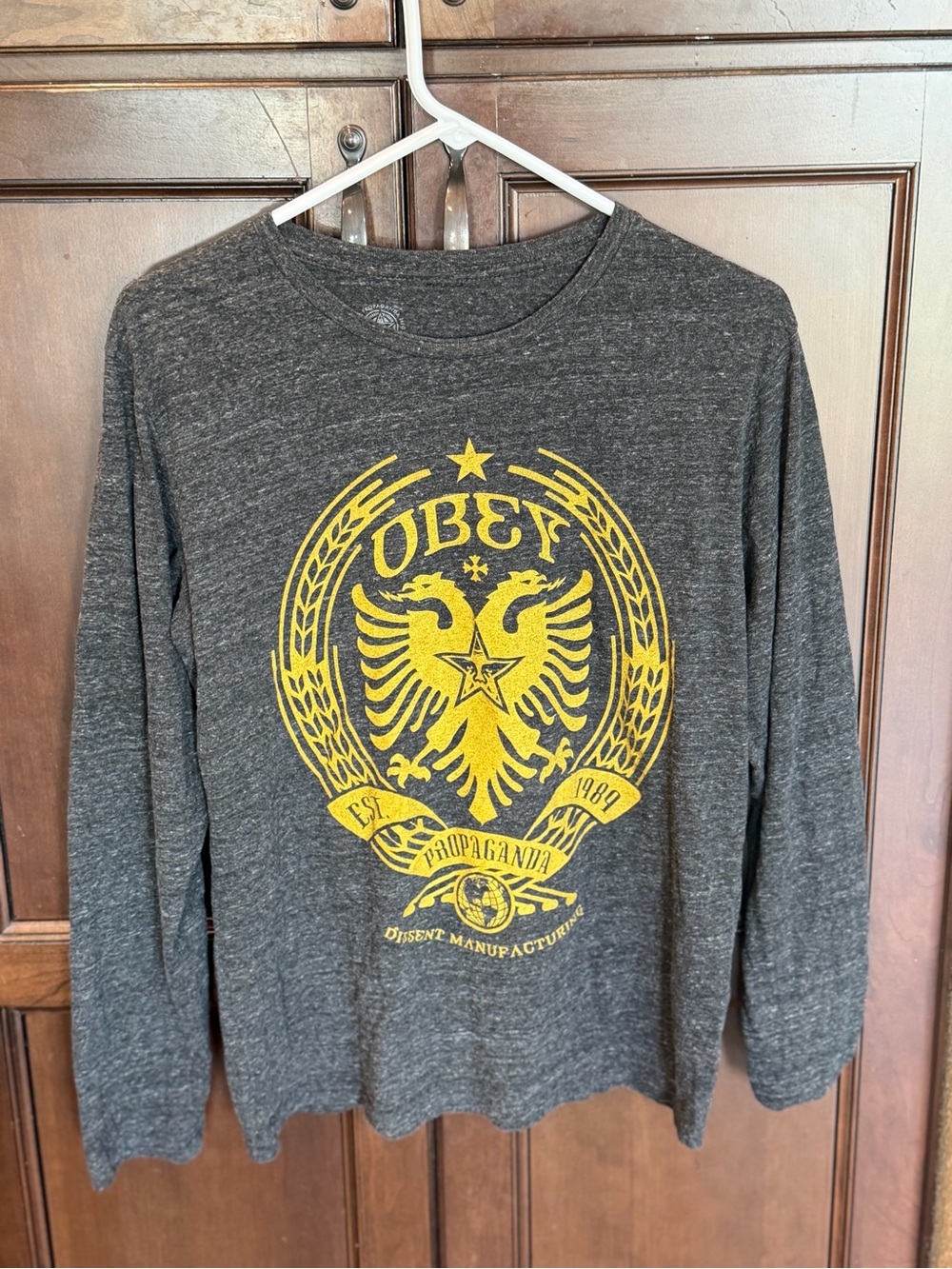 OBEY Propaganda 1989 Eagle
Graphic Long Sleeve Crewneck
Tee shirt Gray Yellow
I